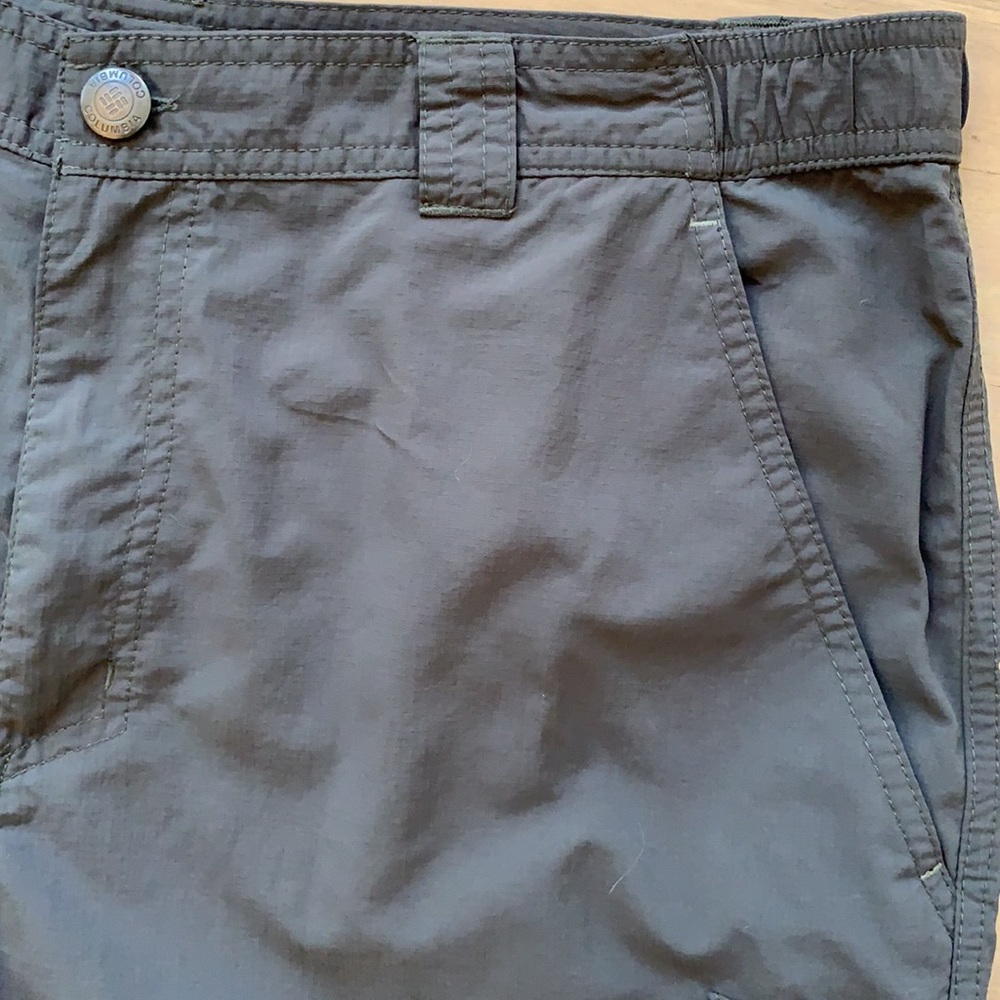COLUMBIA OMNI-SHADE CARGO SHORTS..LIKE NEW MINT!! - Picture 4 of 12